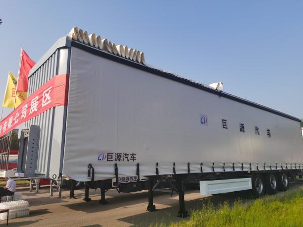 Carga útil máxima 25001-30000 kg Reboque de caixa de carga fechado com cobertura de lona de três eixos para a Rússia
