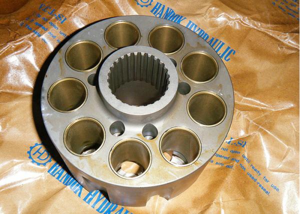 A movimentação final da máquina escavadora de Hitachi HMT36FA EX200 parte o bloco de cilindro hidráulico do motor do curso