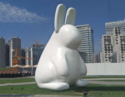 Verniz de aço inoxidável branco do cozimento da escultura bonito criativa do coelho do metal