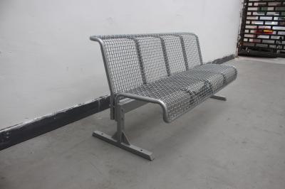 Bancos de metal para o exterior