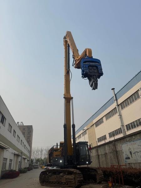 建設プロジェクトの掘削機によって取付けられる杭打ち機深さ12メートル以上