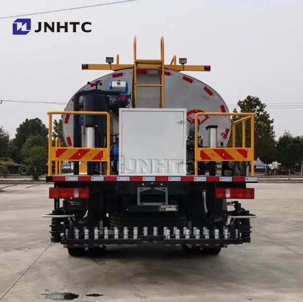 HOWO NX Asphalt Spraying Equipment Trucks 4X2 2206HP For Sale