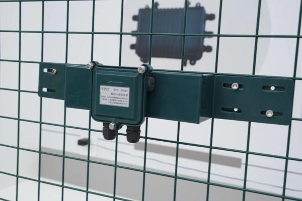 Advanced Portable Drone Detection and Wristband Information Receiving Terminal with Spectrum Sensing Technology