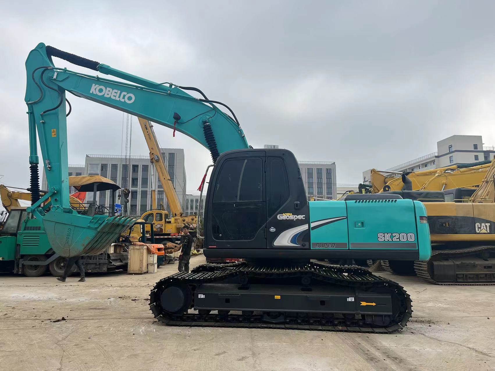 Использованный экскаватор 2020 года Kobelco SK200-6E 20 тонн в хорошем состоянии