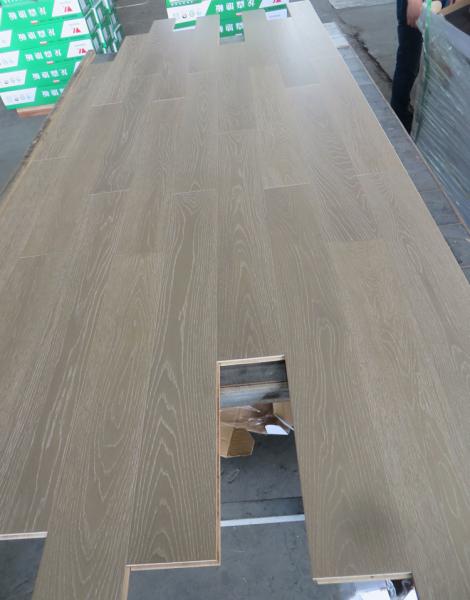 le plancher en bois de multi-couches fumées de chêne, la catégorie d'ab et le blanc ont lavé le finissage