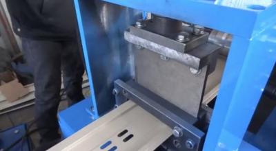 Perfil móvel da parede que forma a máquina