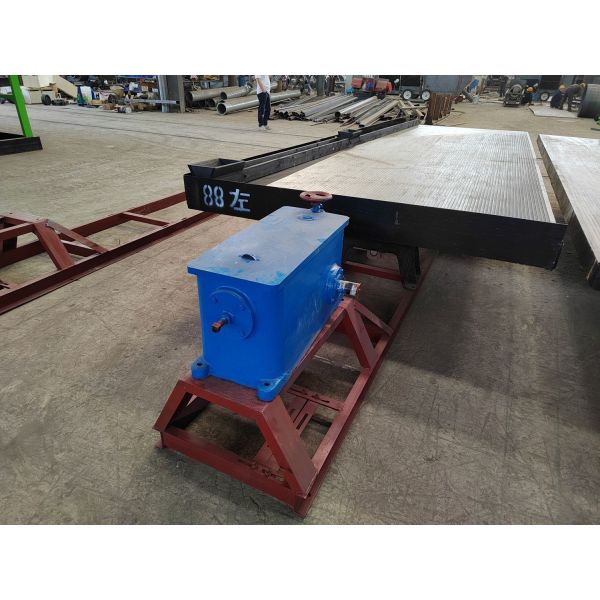 High Recovery Rate Shaking Table Convenient Operation Mineral Concentrating Equipment