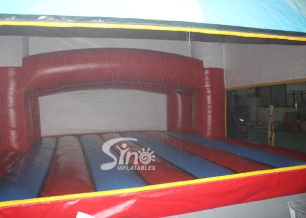 O castelo bouncy inflável do carro de bombeiros da explosão para crianças e os adultos party o tempo