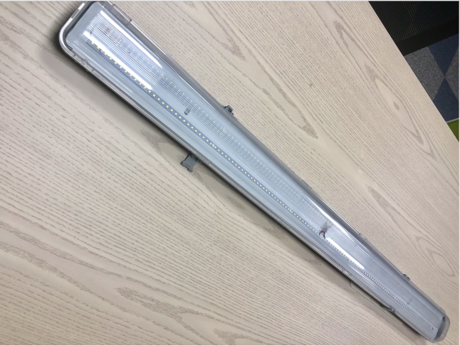 Светильники приведенные трубки в 4 ноги водоустойчивые выдерживают угол пучка светильника 120° доказательства