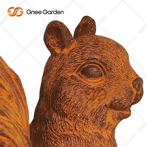 OEM ODM Outdoor Metal Sculpture Squirrel Garden Ornament Hand Crafted