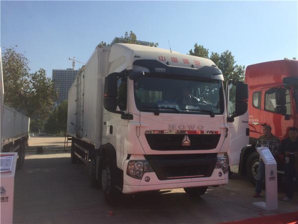SINOTRUK HOWO 6*2 Drive Small Cargo Truck With Lorry Box Customized For Transportation