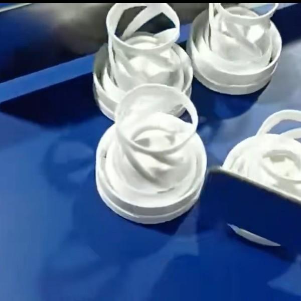 Machine automatique d'assemblage du capuchon du déshydrateur pour les produits médicaux