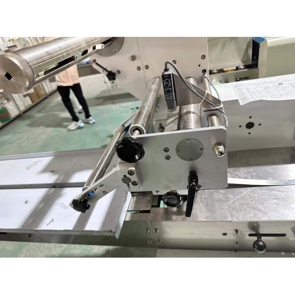 Longchuang LC-350S Easy Operate Servo Motor High efficiency Pillow Bread Packaging Machine | CE Certified food grade Flow Pack Machine For Snack & Daily Goods
