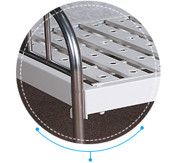 A cama da clínica médica da divisão, mobília médica do hospital com vira os trilhos laterais