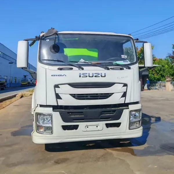 Isuzu Giga 4X2-Driven Vacuum Suction Truck Has Strong Suction.