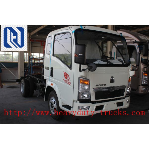 Sinotruck 4 x 2 266HP Mobile Workshop Truck With Repair Tools Yellow With Crane Maintain Car