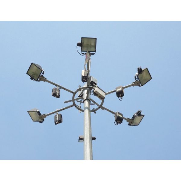 Фонарные столбы потока коммерчески высокого фонарного столба рангоута полигональные стальные конические