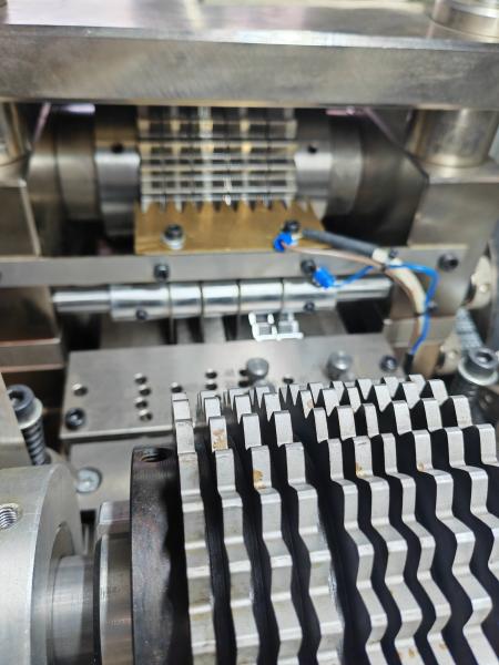Machine de formage de nageoires de radiateur professionnelle avec une distance d'onde de 3,2-3,5 mm entre les nageoires et une épaisseur de 0,08 mm