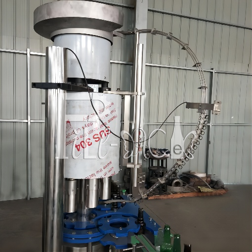 Fruit Juice Beverage Hot Filling Machine de 1500BPH 0-2L pour la traction Ring Cap de bouteille en verre