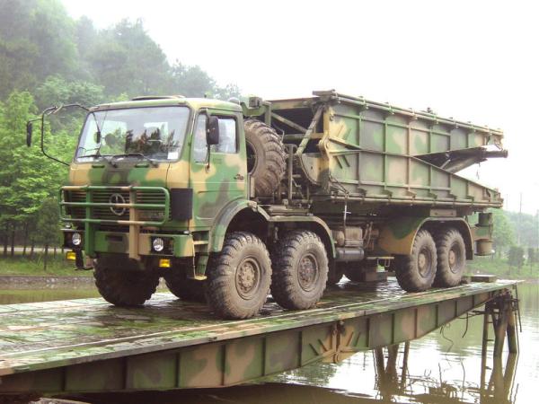 a dobra mecanizada pesada do auto da ponte de 15m - de 75m e desdobra-se para os tanques, transporte provisório das artilharias