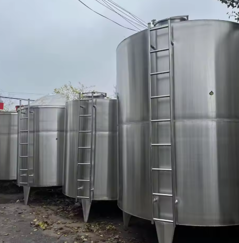 En el caso de las instalaciones de almacenamiento de GNL de 10 toneladas, el depósito será horizontal 10000-100000L de alta presión.