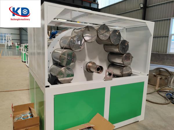 Tubos reforçados com fibras de PVC.Forno, máquina de enrolar.Laminagem de filme