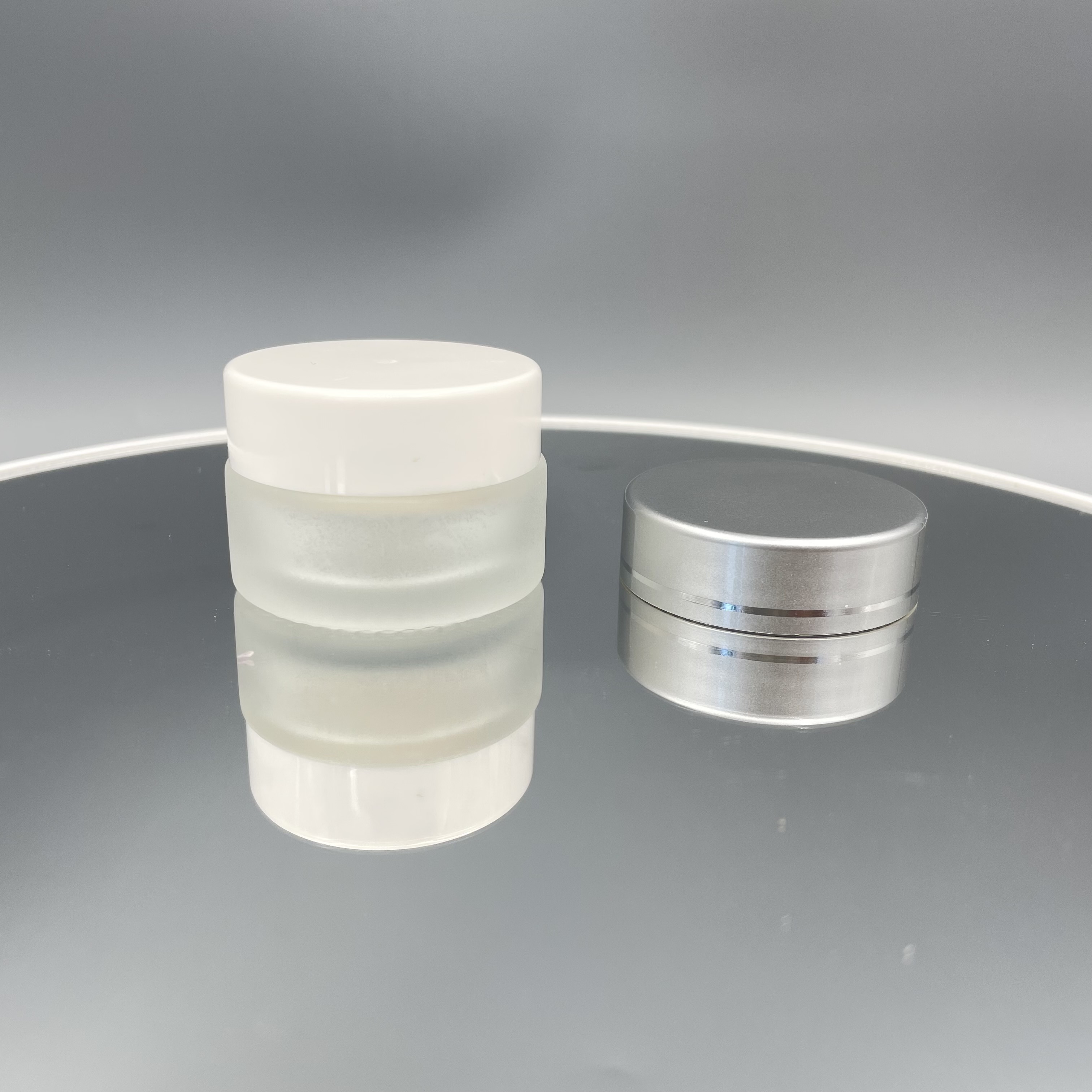 Круглая изготовленная на заказ стеклянная косметика 20g раздражает упаковывая высоту 3.2cm диаметра 4.7cm