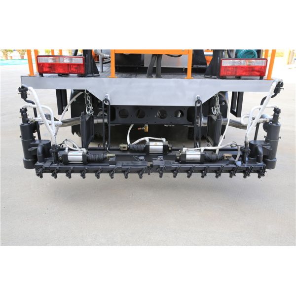HOWO 4000L Asphalt Construction Equipment Covered With Stainless Steel Sheets