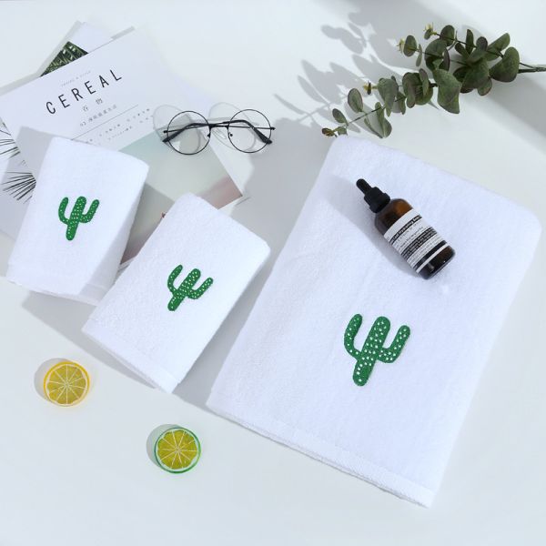 Toalla de baño blanca suave y gruesa hecha de algodón puro con diseño de bordado personalizado