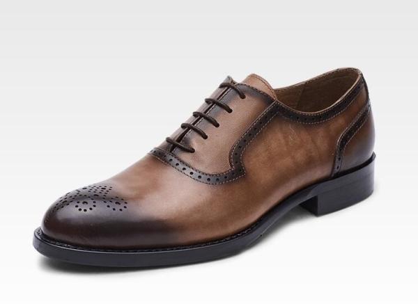 O estilo clássico de Oxford das sapatas de vestido formal dos homens do plutônio anunciou sapatas feitos a mão para o negócio