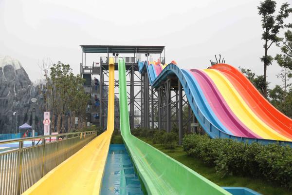 Glissière d'eau adulte à grande vitesse colorée avec la construction de parc d'attractions de l'eau pour le parc aquatique