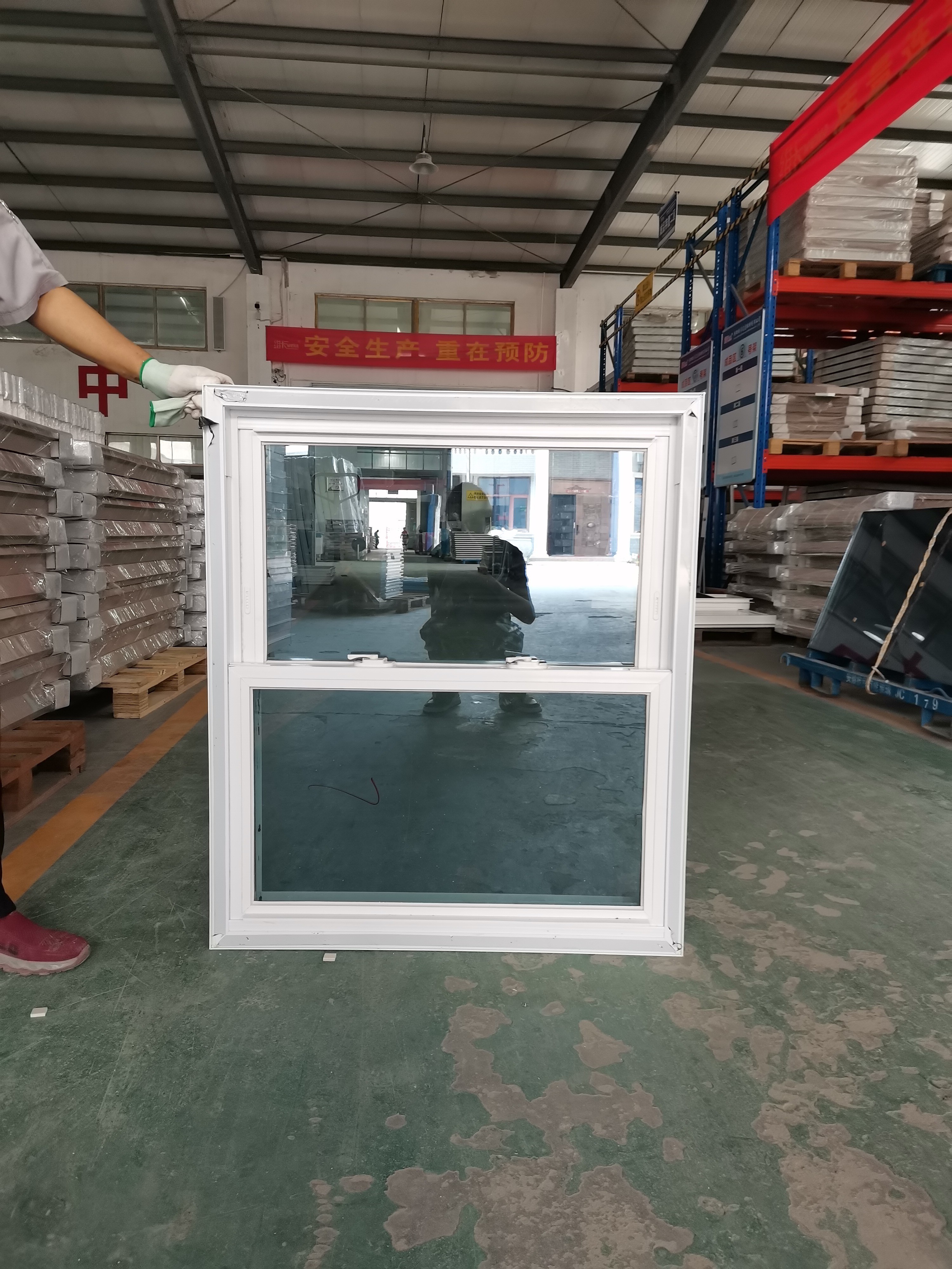 Дизайн белого UPVC двойного висящего окна с экраном для насекомых
