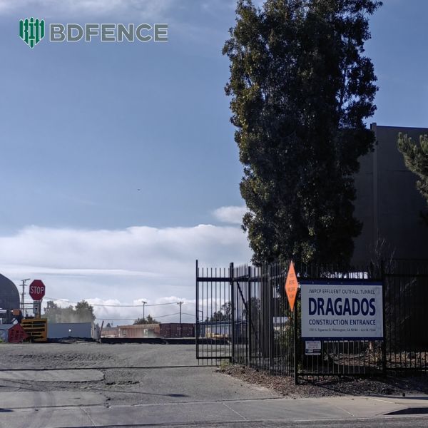 Минималистичный дизайн трубчатого стального забора. Современный.