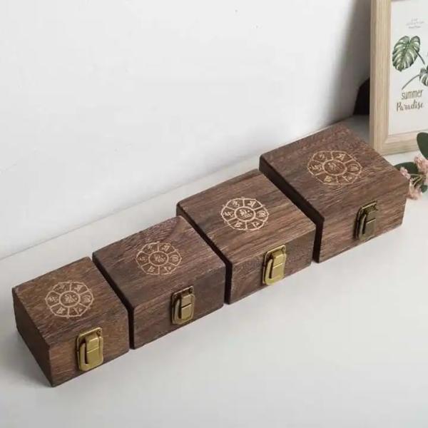 Une boîte à bijoux en bois très pratique.
