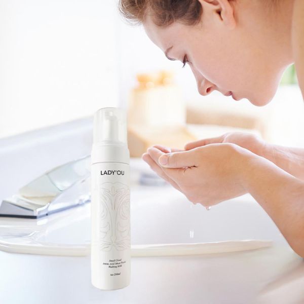 Nettoyage du visage par mousse Nettoyage profond du contrôle des huiles Humectant élimination des points noirs Soins de la peau Nettoyage du visage Nettoyage à la mousse