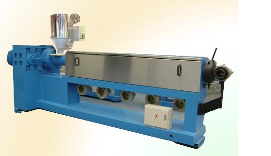 Plastic extruders for extruding PVC, PE or XLPE insulating layer onto wires and cables