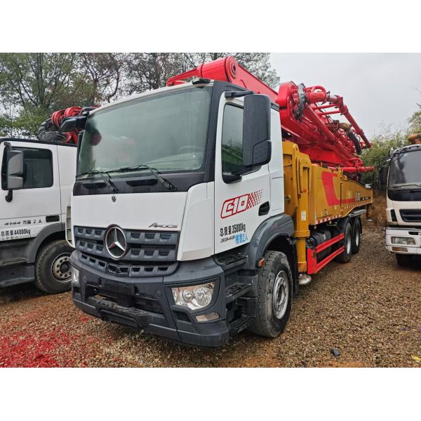 SANY Camión de bomba de hormigón usado de 52 m montado en camión con chasis Mercedes Benz a partir de 2020