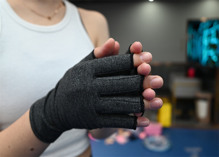 Теплые вязаные перчатки идеально подходят для занятий спортом на открытом воздухе, например, езде на велосипеде, походах и скалолазании.