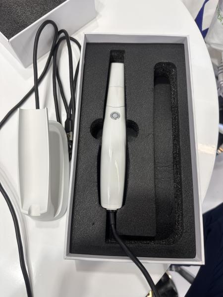 Scanner intra-oral prêt OEM avec lentille sans brouillard et fonctionnement plug-and-play pour les cabinets dentaires modernes