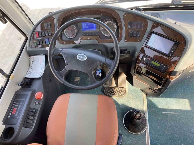 Используемый цвет роскошного двигателя автобуса KLQ6796 Yuchai тренера мест автобусов 32 подержанного более высокого белый