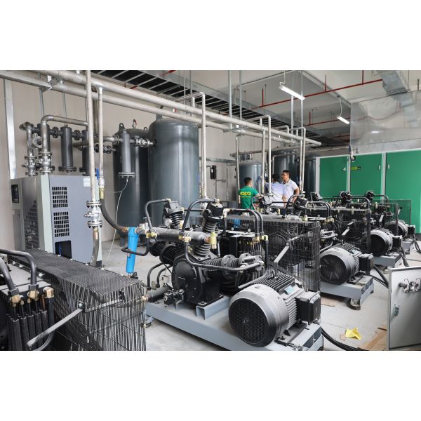 7.5кВт 10 лошадиных сил 1,0 м3/мин 8бар Сухое масло без тихого промышленного винтового воздушного компрессора 1000*750*1100 мм