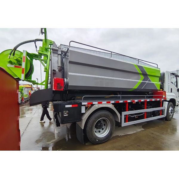 Camion d'aspiration d'eaux usées ISUZU 4x2 conducteur 10000L avec pompe à vide pour l'aspiration des eaux usées, camion-citerne de vidange à vide