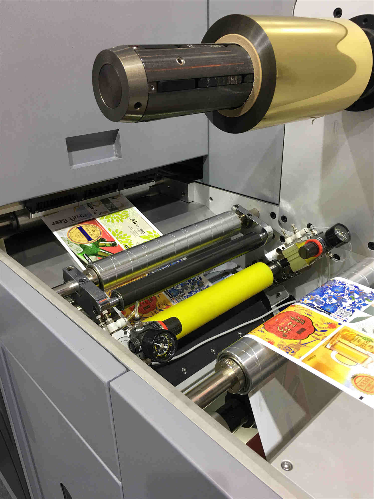 EcooGraphix DigiSpark Digital Label Printing Machine для создания уникальных визуальных эффектов