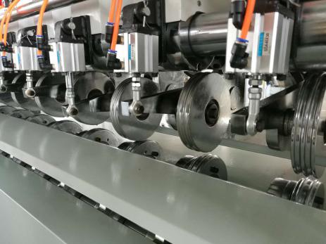 Электрический отрегулируйте тип гофрированное лезвие 8 кренов машины Слиттер тонко гарантия 1 года