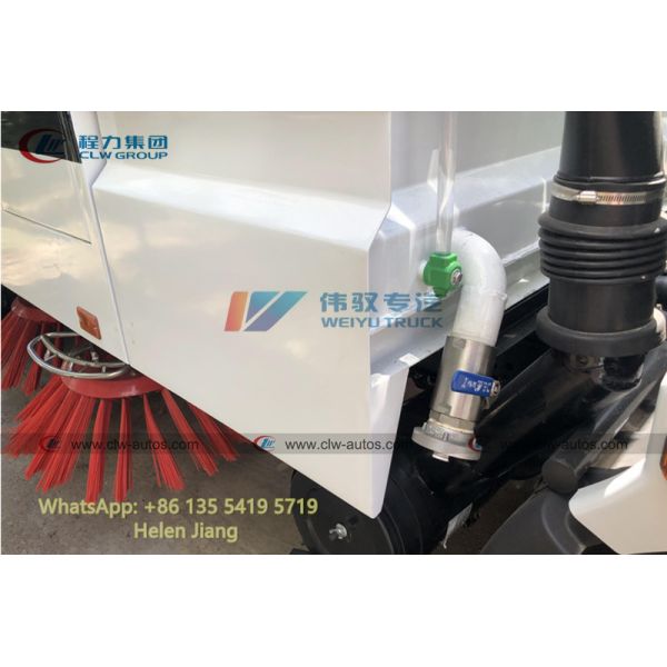 Dongfeng 4x2 LHD Diesel Engine Vacuum Road Sweeper Truck