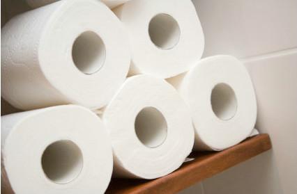 Machine de découpe de petits rouleaux de papier toilette entièrement automatisée à grande vitesse spécialement conçue pour les fabricants de produits en papier