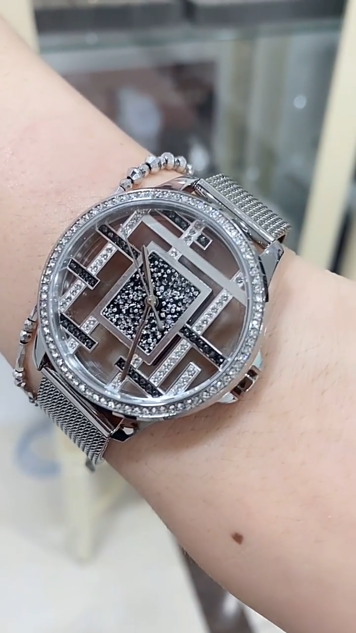 5ATM Waterproof Stainless Steel Quartz Wrist Watch 10.4mm Thickness