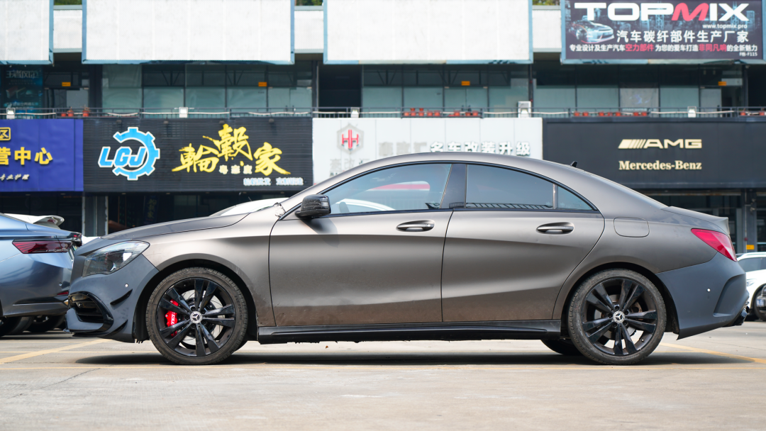 Передний большой тормозный комплект 4 поршневого калибра с 355 * 28 мм ротора BBK Автомобильный тормозная система для Mercedes-Benz CLA 18 дюймового автомобильного обода