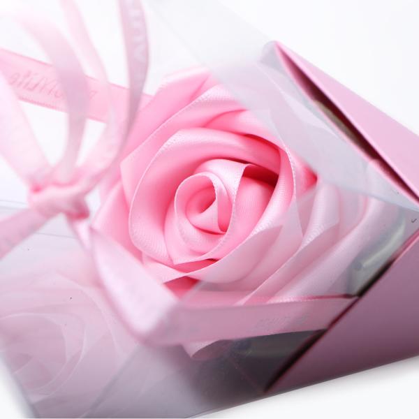 Máquina de corte de decoração de flores fazendo um belo buquê de artesanato colorido para o casamento