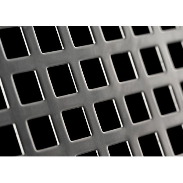 Plancha de metal perforada negra con forma de agujero oblongo o cuadrado